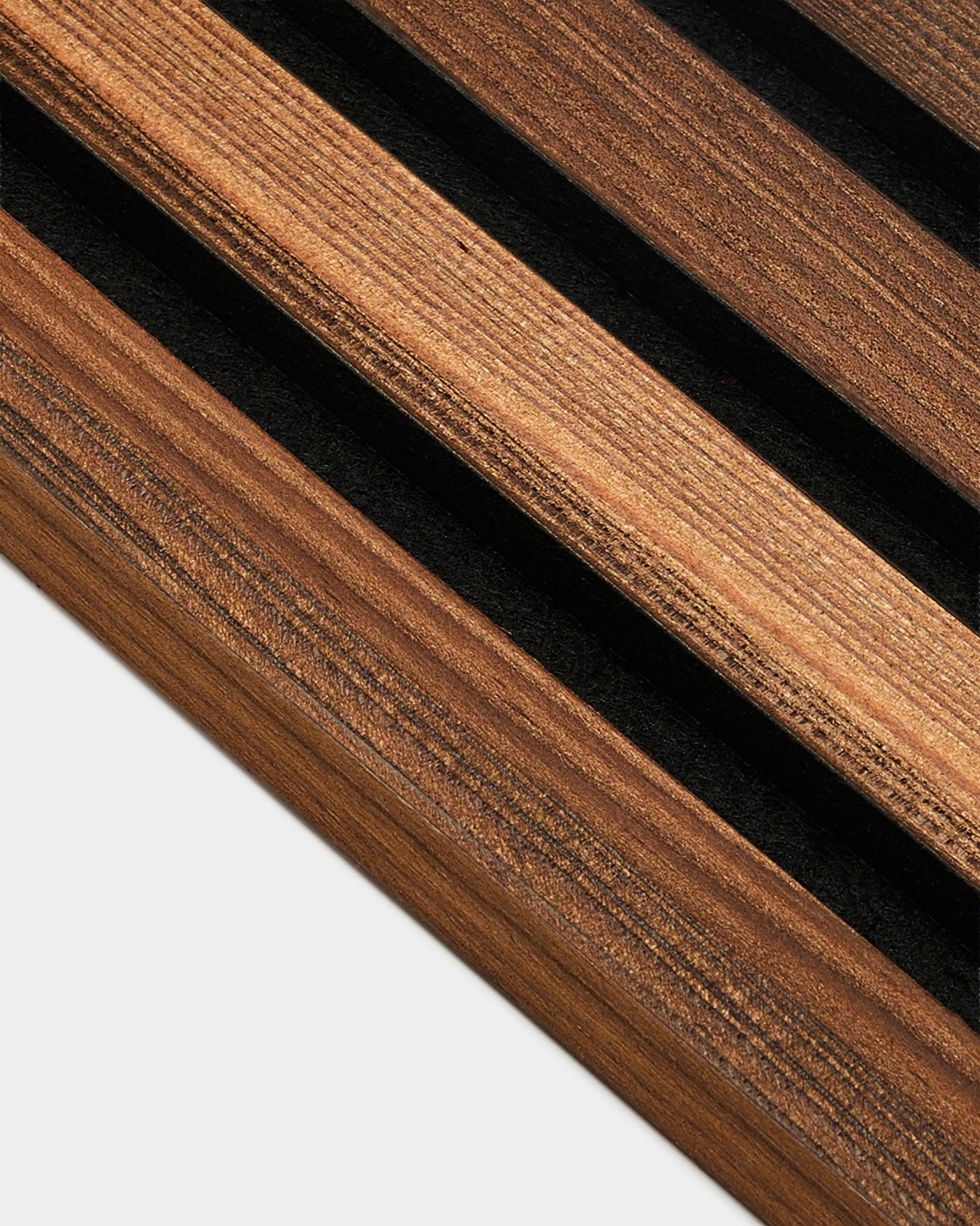 Close-up van WoodUpp End Lamella Rustic Smoked Larch (2,2 cm), ontworpen voor installatie van Akupanel Akoestisch paneel; natuurlijke nerf en gerookte afwerking zichtbaar.